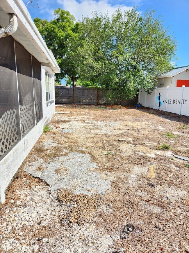 Building Photo - Beautiful 2/2/1 1150 Sq. Ft. with BONUS ROOM!!... tile & luxury plank flooring, Frest paint and a...