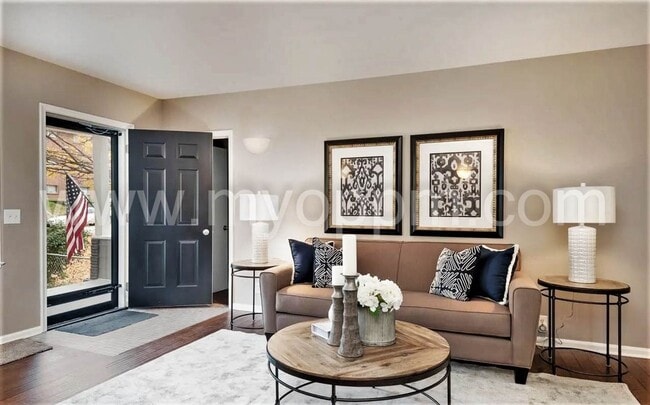 Building Photo - Stunning 5 Bedroom / 2 Bathroom Home | Han...