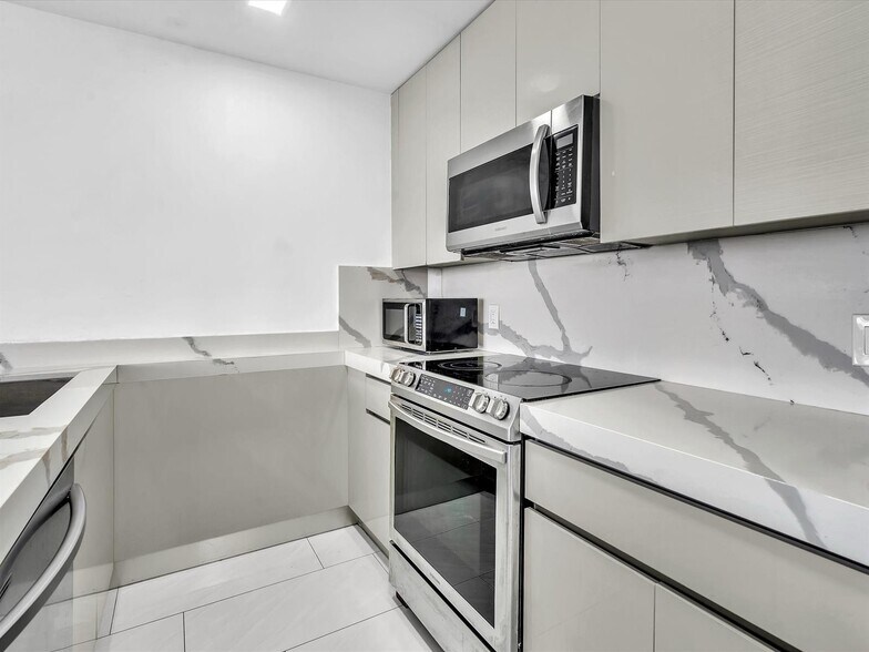 Building Photo - 3725 S Ocean Dr