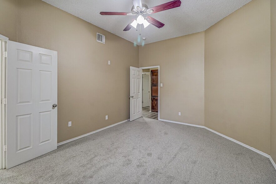 Building Photo - 722 Austin Dr