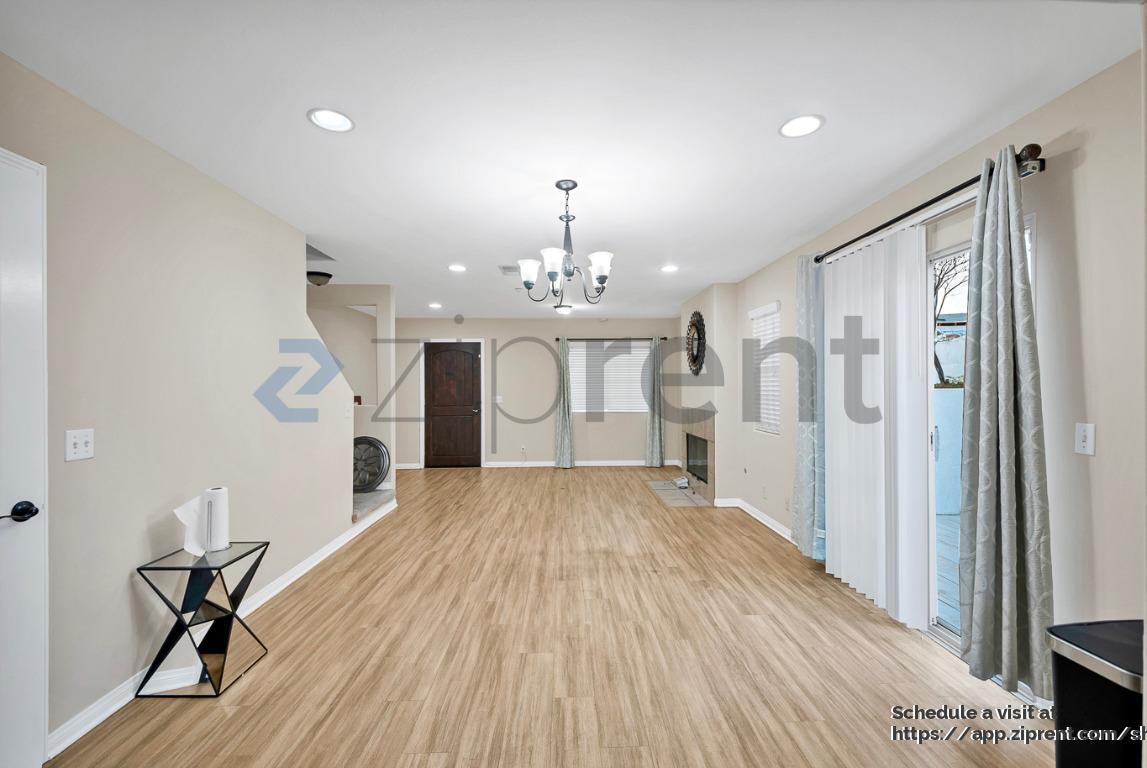 Building Photo - 443 Monrovista Ave