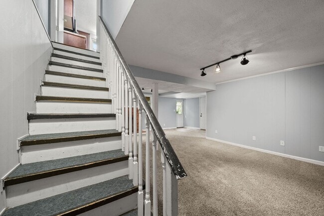 Building Photo - 3 Bedroom Pet Friendly Home For Rent!