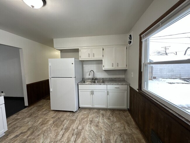 Building Photo - 6528 W Lawn Ave