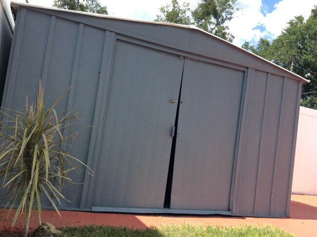 Building Photo - MOVE IN SPECIAL- Cozy 2 Bed/ 1 Bath Home in Saint Cloud