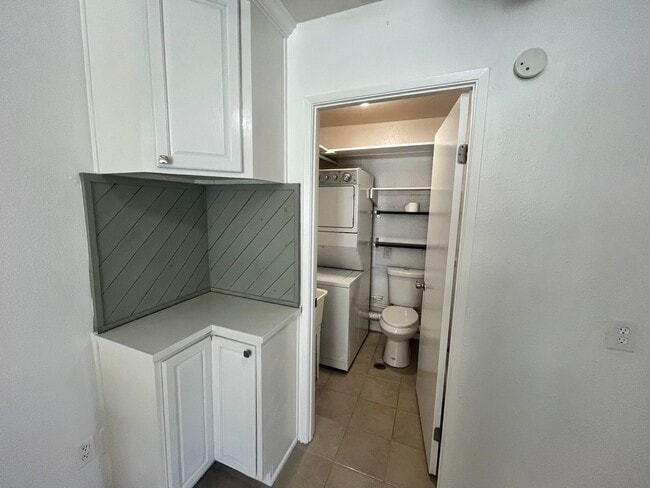 Building Photo - 3 bedroom - 1.5 bathroom single level