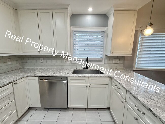 Building Photo - Stylish Split-Level Living in Overland Park  – Pet-Friendly