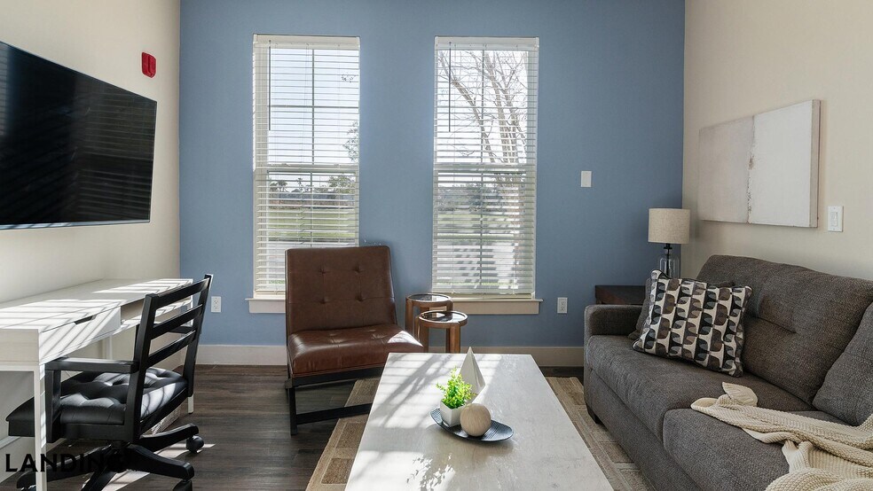 Building Photo - 5885 Lakehurst Dr