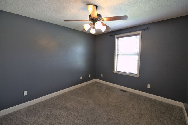 Building Photo - Charming Split Level in Ozark!