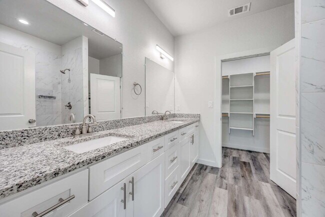 Building Photo - 3-Bed Home with Fenced Yard & Attached Garage in Sunny Side – Denison