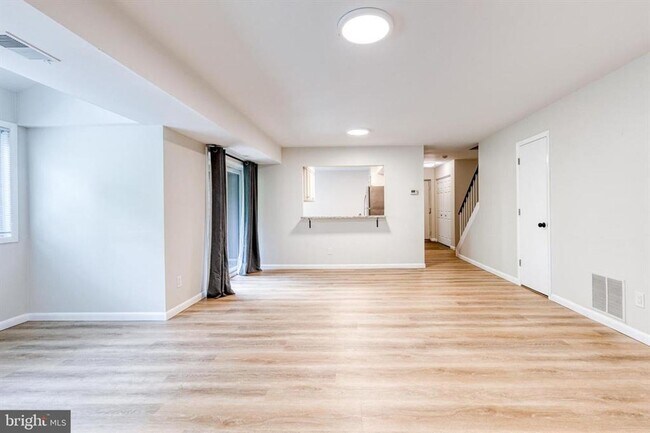 Building Photo - Welcome to contemporary luxury living in this beautifully renovated 2bd 2.5bth penthouse condo