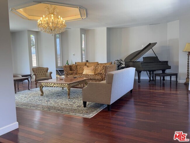 Primary Photo - 911 Teakwood Rd