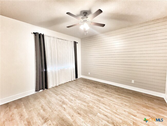 Building Photo - 223 Sapphire Dr