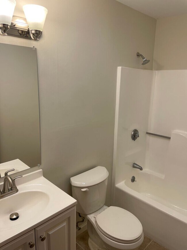 Building Photo - Plainville Woods Condo