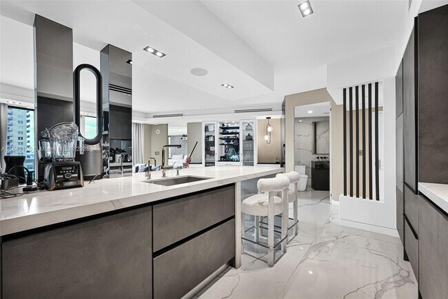 Building Photo - 1000 South Pointe Dr