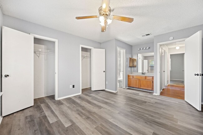 Building Photo - 3017 Hilltop Dr