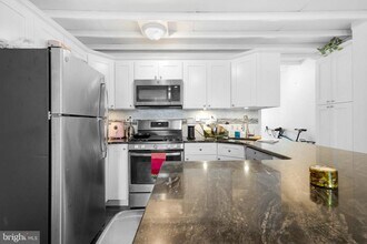 Building Photo - 530 Bainbridge St