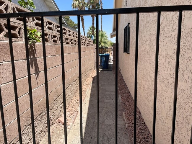 Building Photo - 3 bedroom home in Summerlin North