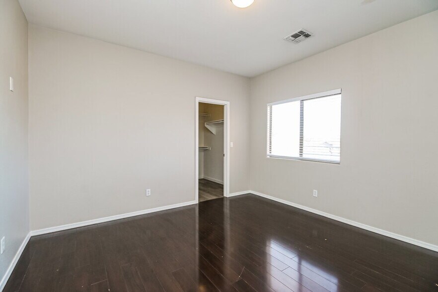 Building Photo - 261 N Valle Verde