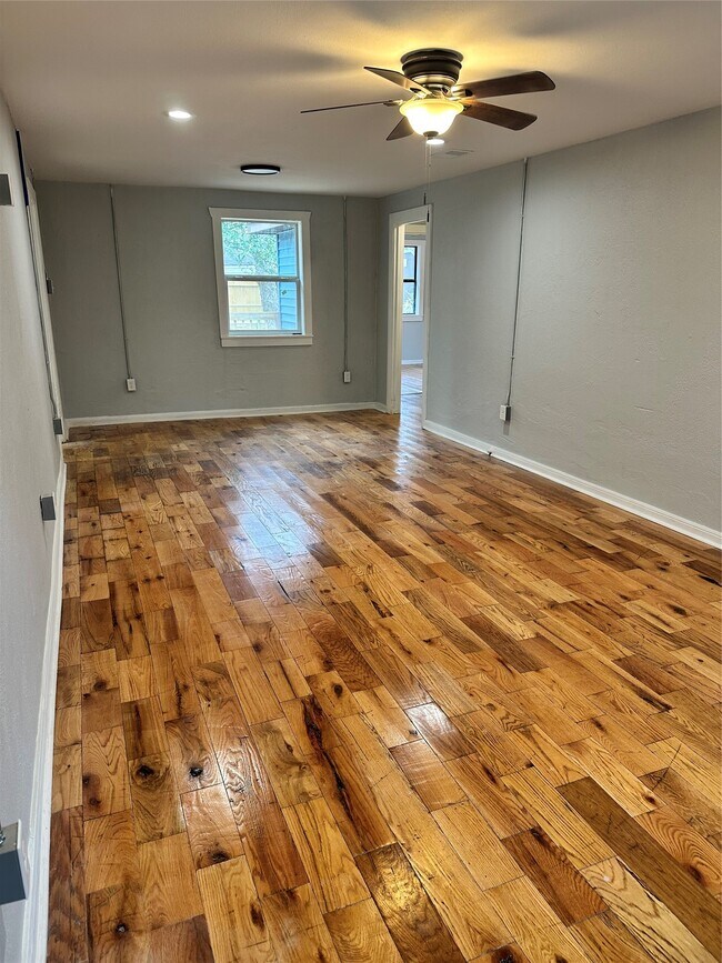 Building Photo - 912 W Cleveland St