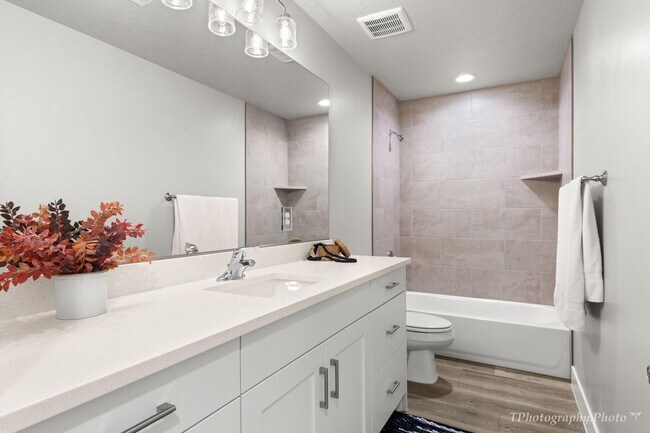 Building Photo - Stunning 4-Bedroom Home!