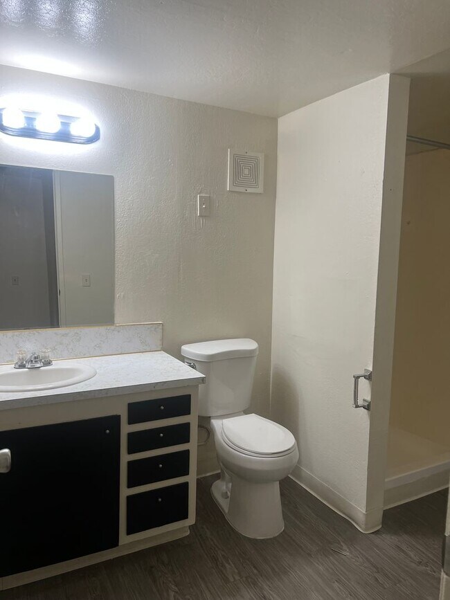 Building Photo - LARGE 1 BED 1 BATH UNIT WITH PRIVATE PATIO