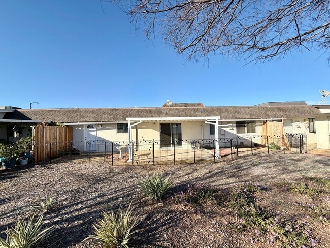 Building Photo - 55+ community-Move-in Ready 2 Bedroom 2 Bath Sun City Home!