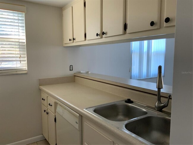 Building Photo - 2525 W Bay Dr