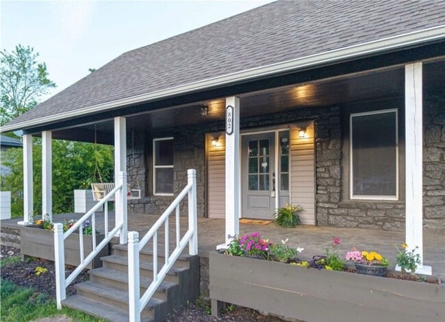 Building Photo - Quiet Comfort: Charming 3 Bed, 2.5 Bath Ho...