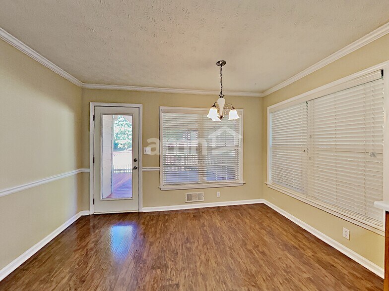 Building Photo - 2044 Lakeland Dr