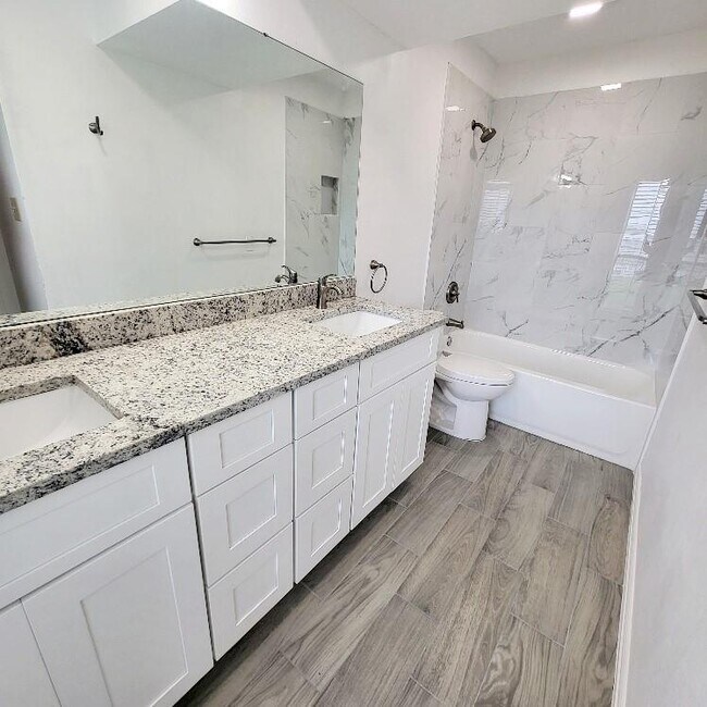 Building Photo - 16430 Clearwater Cir