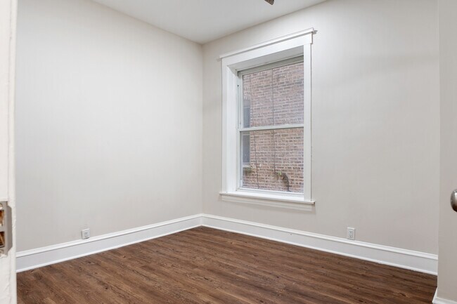 Building Photo - 660 E 51st St