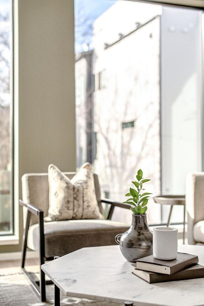 Building Photo - Stunning one bedroom unit in The Wedgewood section of town.