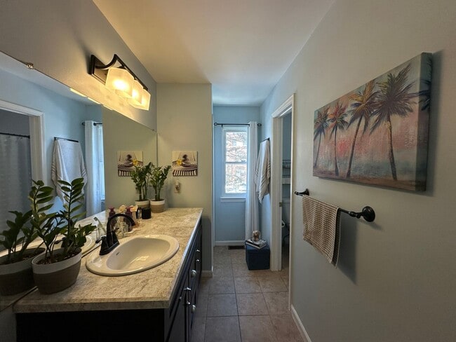 Building Photo - 2 bedrooms, 1.5 bathrooms