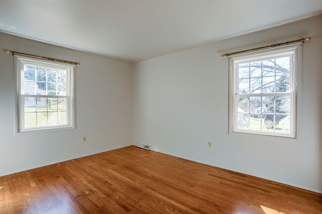 Building Photo - 332 Deerfield Rd