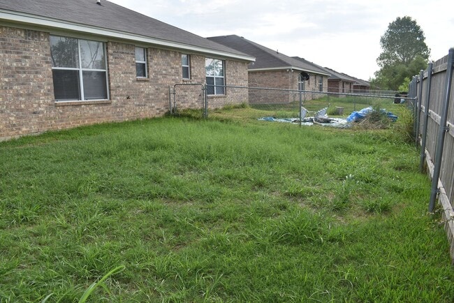 Building Photo - 1600 Nicholas Cir