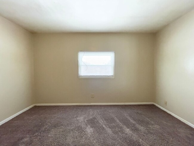 Building Photo - Cozy 2 Bedroom Home! Washer & Dryer Hookups! Large Deck! Spacious Yard!