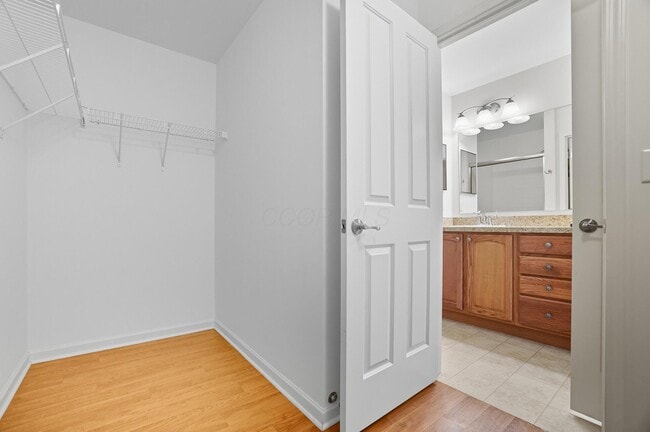 Building Photo - 5468 Nottinghamshire Ln