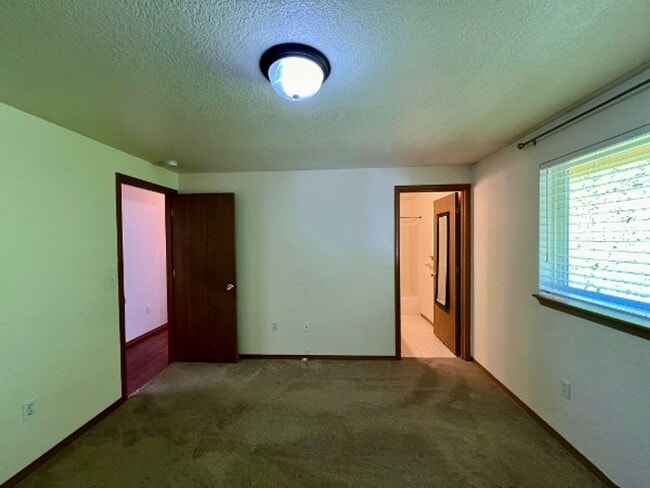 Building Photo - PENDING APPLICATION; 3 BD w/ Vaulted Ceiling