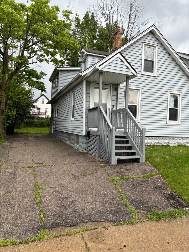 Building Photo - Section 8 Accepted, Cozy 3BR 1BA Home