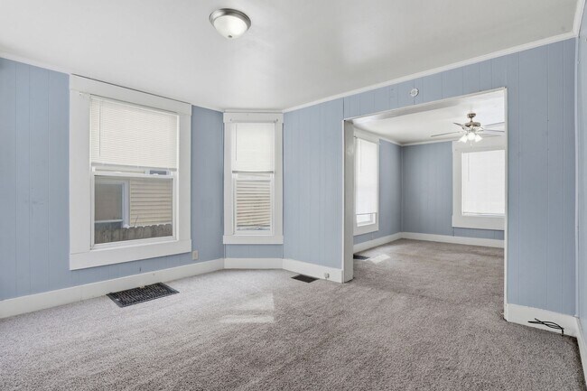 Building Photo - Spacious 4bed 2 bath home in Davenport