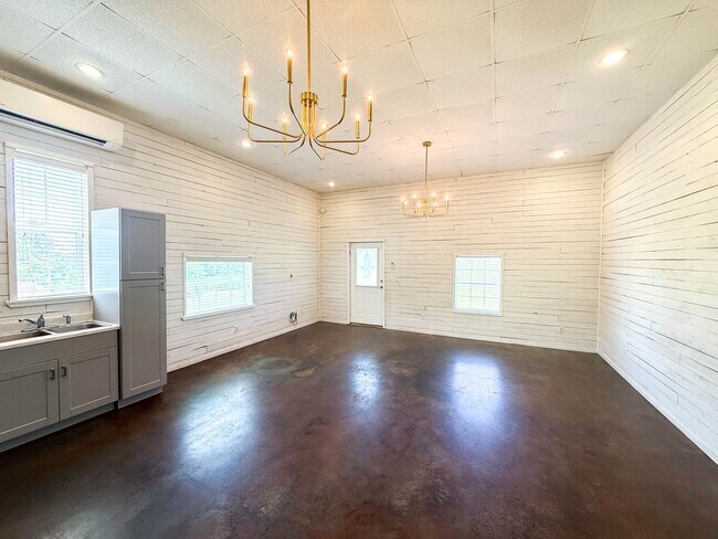 Building Photo - 1 Bed / 1 Bath - Single Family Home - Fantastic View!!