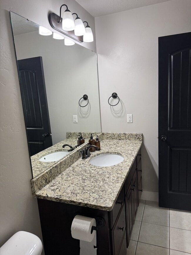 Building Photo - 890 W 110 S