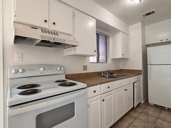 Building Photo - Desirable End-Unit Townhome with 2-Car Garage & Private Courtyard