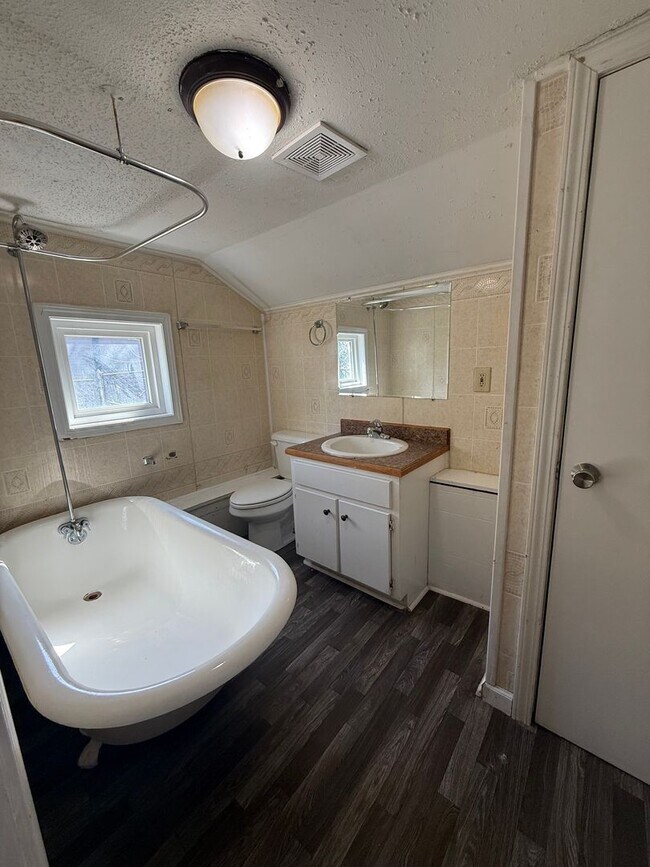 Building Photo - Rent this 2 Bedroom 1 bathroom Home