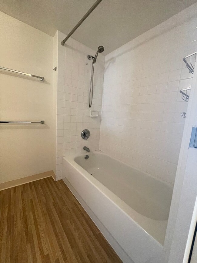 Building Photo - Centrally and Conveniently located  1 Bed 1 Bath 1 Parking Makiki