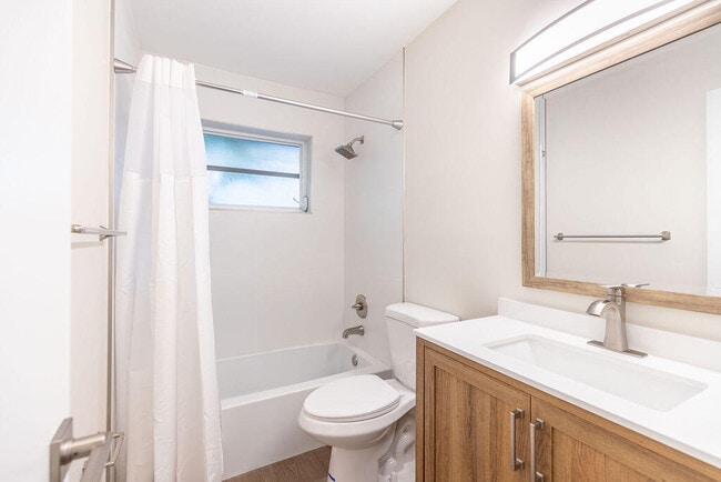 Building Photo - 114 S Lakeside Dr