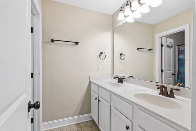 Building Photo - 501 Daylily Ct