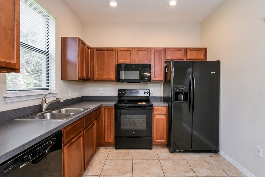 Building Photo - 1466 Pacific Rd