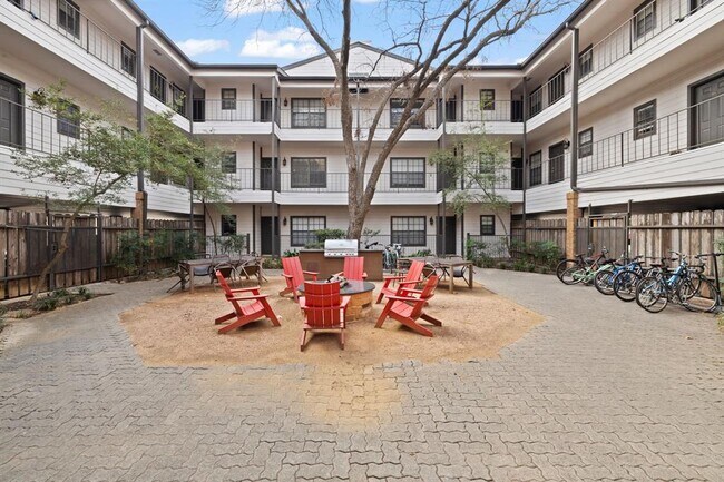 Building Photo - 203 E 31st St