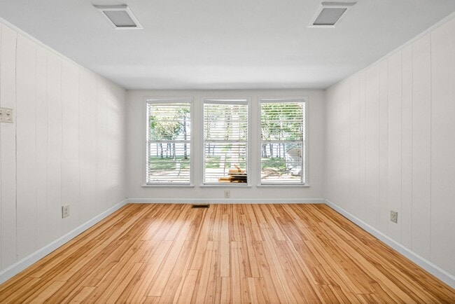 Building Photo - 315 Riverview Dr
